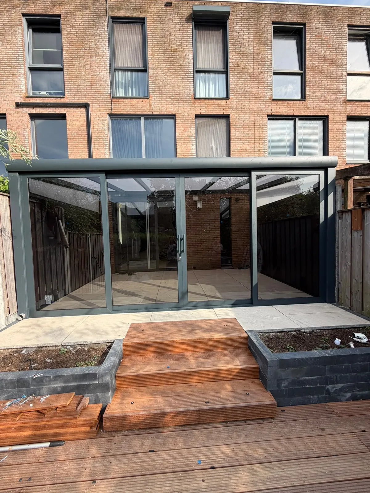 Veranda met gesloten glazen schuifwanden