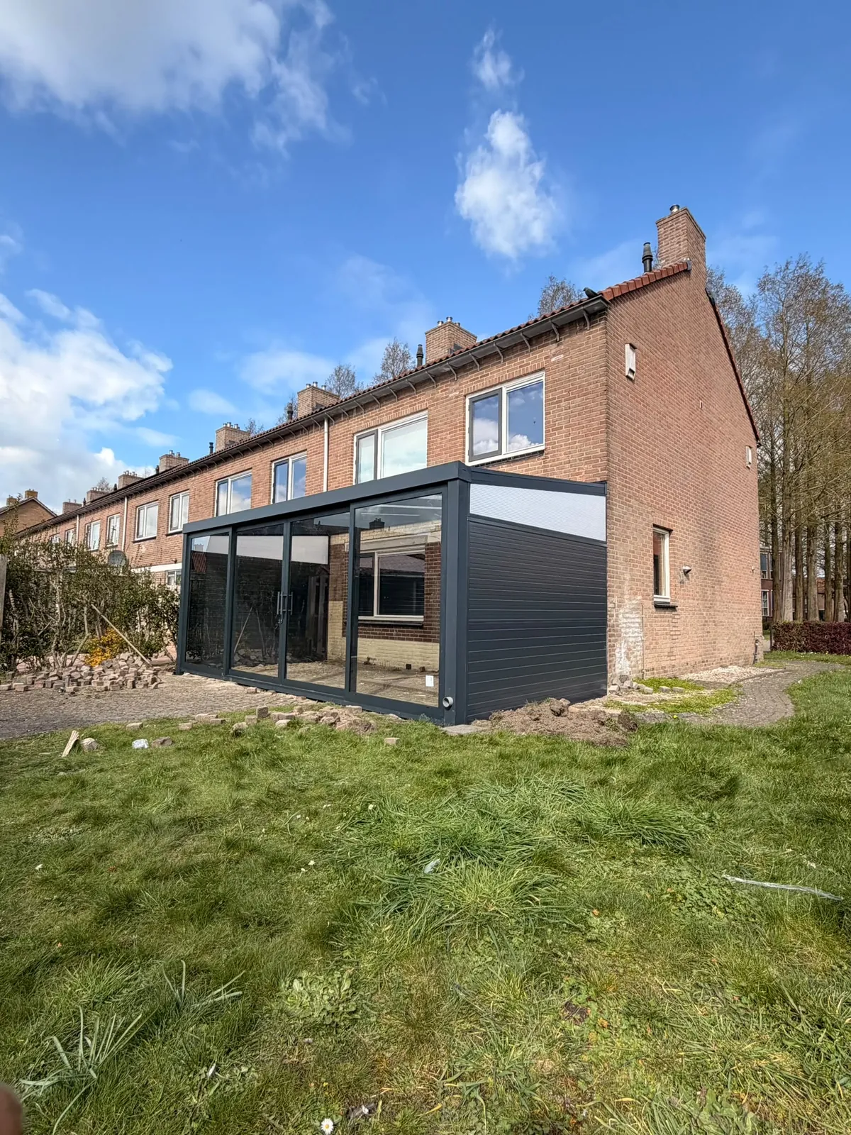 Glazen overkapping met een gesloten zijwand